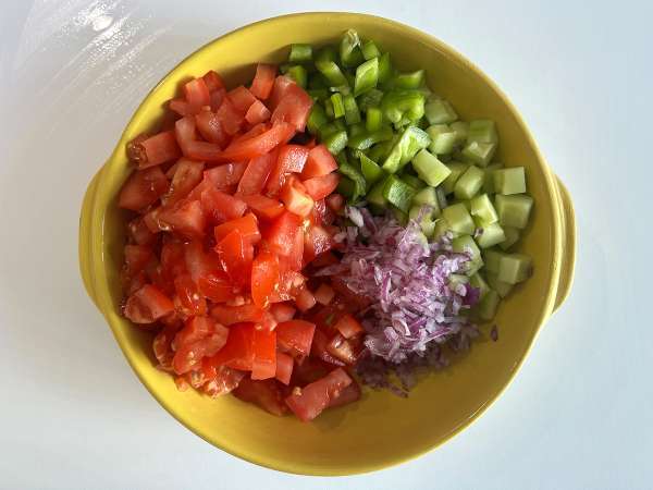 Mercimek, feta peyniri ve edamame salatası, çıtır sebzelerle - Hazırlık adım 1