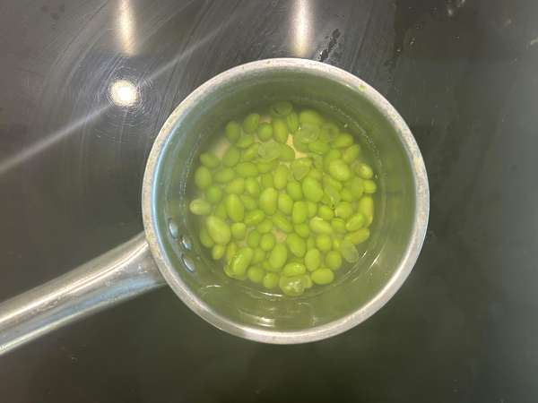 Mercimek, feta peyniri ve edamame salatası, çıtır sebzelerle - Hazırlık adım 3