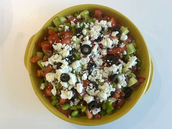 Mercimek, feta peyniri ve edamame salatası, çıtır sebzelerle - Hazırlık adım 5