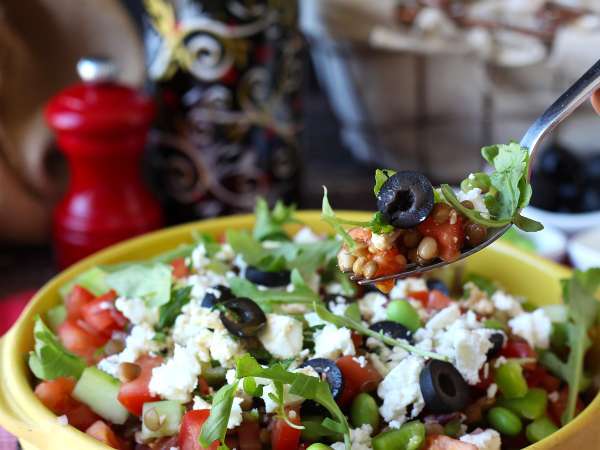 Mercimek, feta peyniri ve edamame salatası, çıtır sebzelerle - Hazırlık adım 6