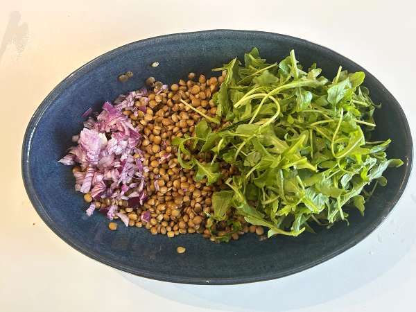 Cottage peynirli, proteinli mercimek salatası: kolay ve hızlı - Hazırlık adım 2