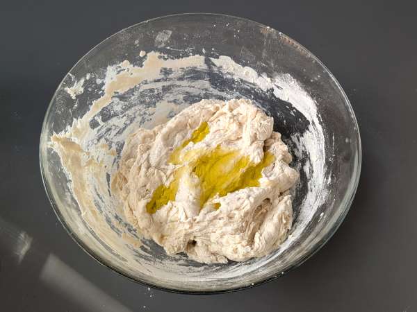 Çeri domates, zeytin ve kekik ile hazırlanan kabarık ve yumuşak focaccia - Hazırlık adım 3