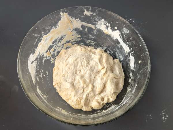 Çeri domates, zeytin ve kekik ile hazırlanan kabarık ve yumuşak focaccia - Hazırlık adım 4