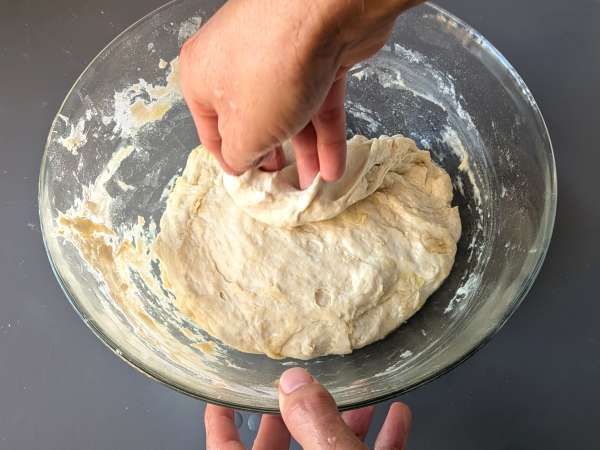 Çeri domates, zeytin ve kekik ile hazırlanan kabarık ve yumuşak focaccia - Hazırlık adım 5