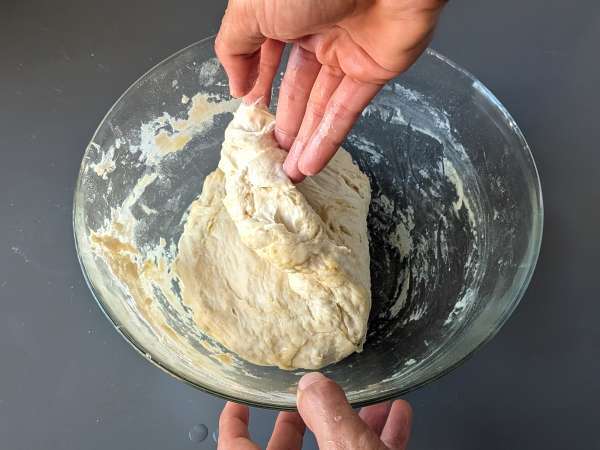 Çeri domates, zeytin ve kekik ile hazırlanan kabarık ve yumuşak focaccia - Hazırlık adım 6