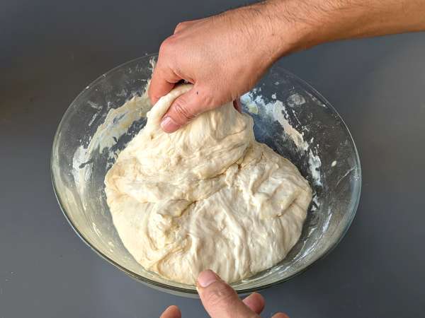 Çeri domates, zeytin ve kekik ile hazırlanan kabarık ve yumuşak focaccia - Hazırlık adım 7