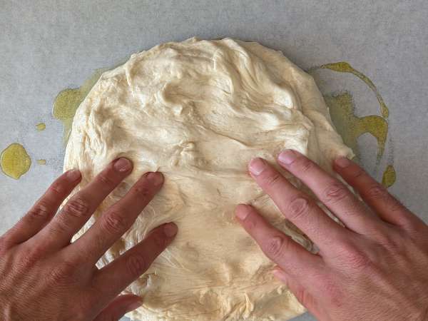 Çeri domates, zeytin ve kekik ile hazırlanan kabarık ve yumuşak focaccia - Hazırlık adım 8