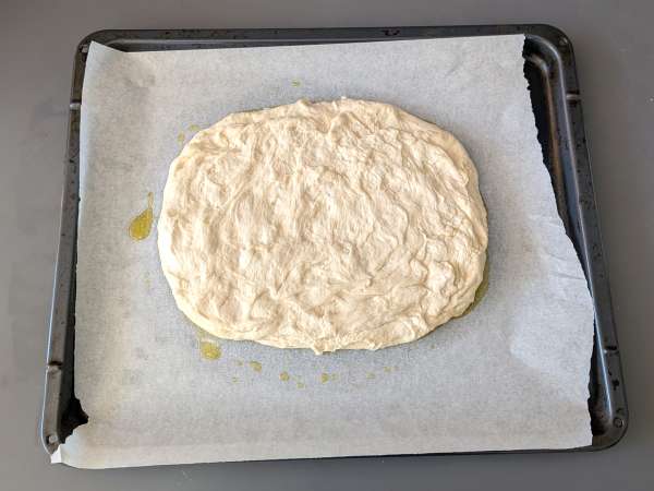 Çeri domates, zeytin ve kekik ile hazırlanan kabarık ve yumuşak focaccia - Hazırlık adım 9