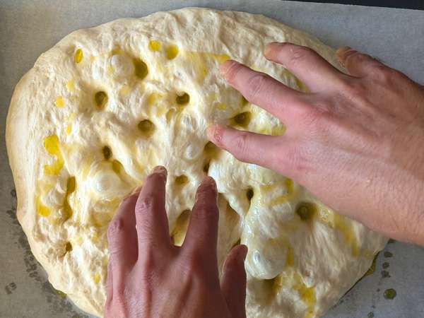 Çeri domates, zeytin ve kekik ile hazırlanan kabarık ve yumuşak focaccia - Hazırlık adım 10