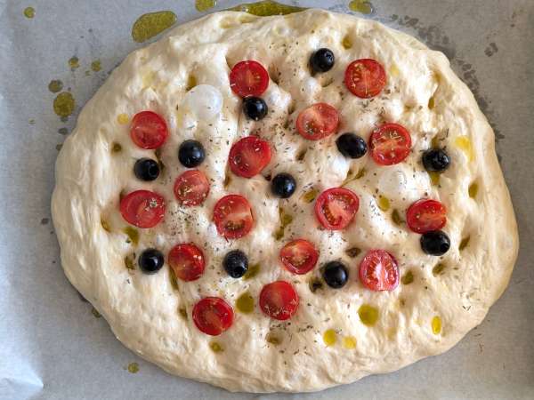 Çeri domates, zeytin ve kekik ile hazırlanan kabarık ve yumuşak focaccia - Hazırlık adım 11