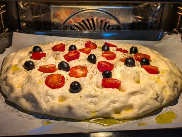Çeri domates, zeytin ve kekik ile hazırlanan kabarık ve yumuşak focaccia - Hazırlık adım 12