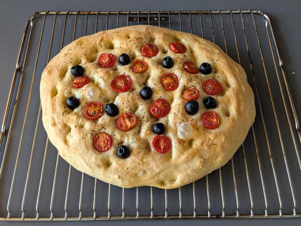 Çeri domates, zeytin ve kekik ile hazırlanan kabarık ve yumuşak focaccia - Hazırlık adım 13