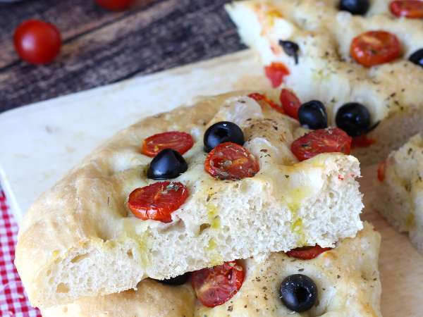 Çeri domates, zeytin ve kekik ile hazırlanan kabarık ve yumuşak focaccia - Hazırlık adım 14
