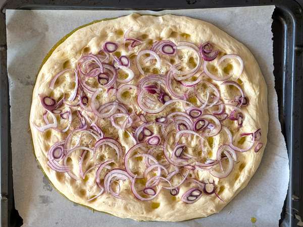 Soğanlı ve biberiyeli rustik focaccia - Hazırlık adım 10