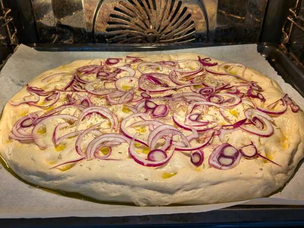 Soğanlı ve biberiyeli rustik focaccia - Hazırlık adım 11