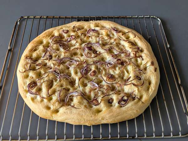 Soğanlı ve biberiyeli rustik focaccia - Hazırlık adım 12