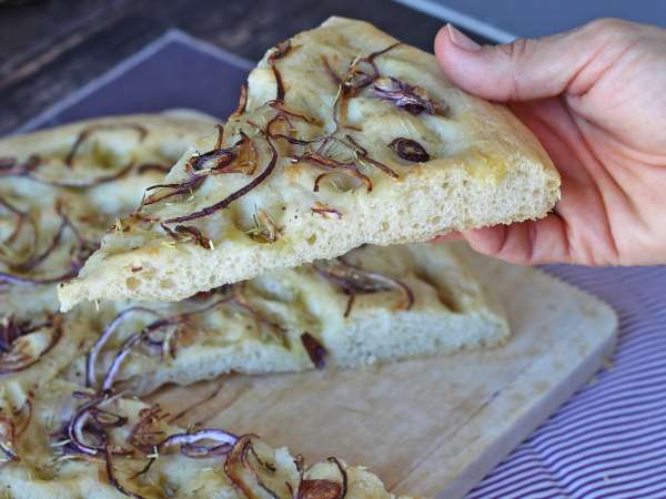 Soğanlı ve biberiyeli rustik focaccia - Hazırlık adım 13