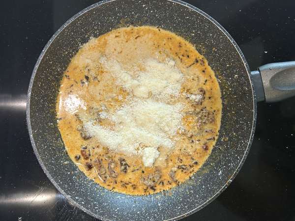 Marry Me Chicken Pasta: tavuk, kurutulmuş domates ve parmesan peynirli kremalı makarna - Hazırlık adım 8