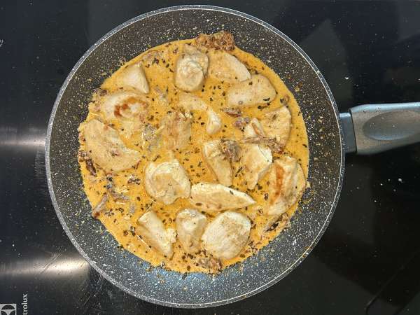 Marry Me Chicken Pasta: tavuk, kurutulmuş domates ve parmesan peynirli kremalı makarna - Hazırlık adım 9