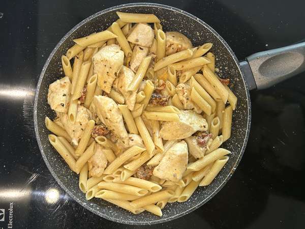 Marry Me Chicken Pasta: tavuk, kurutulmuş domates ve parmesan peynirli kremalı makarna - Hazırlık adım 10