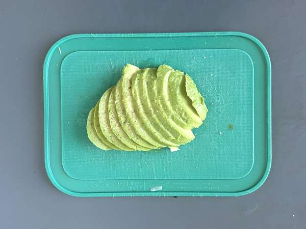 Baharatlı ballı avokado ve süzme peynirli tost - Hazırlık adım 2