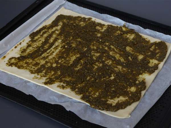 Pesto, mozzarella ve kurutulmuş domatesli katmanlı çörek - Hazırlık adım 1