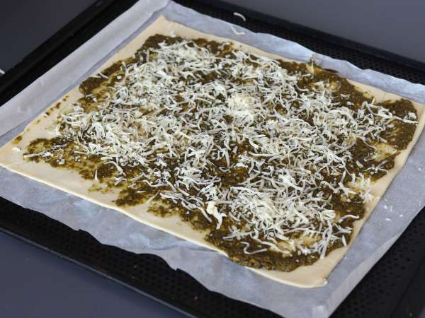 Pesto, mozzarella ve kurutulmuş domatesli katmanlı çörek - Hazırlık adım 2