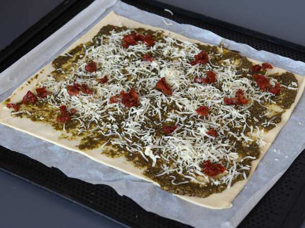 Pesto, mozzarella ve kurutulmuş domatesli katmanlı çörek - Hazırlık adım 3