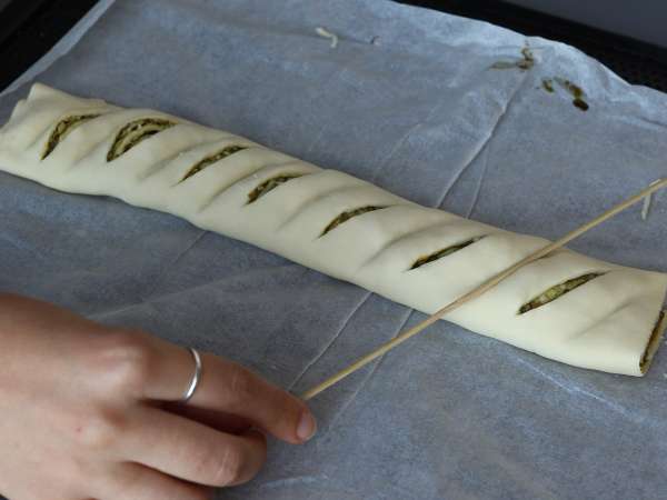 Pesto, mozzarella ve kurutulmuş domatesli katmanlı çörek - Hazırlık adım 4