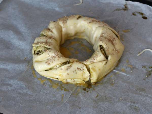 Pesto, mozzarella ve kurutulmuş domatesli katmanlı çörek - Hazırlık adım 5
