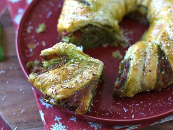 Pesto, mozzarella ve kurutulmuş domatesli katmanlı çörek - Hazırlık adım 7