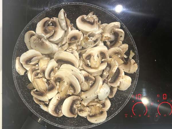 Mantarlı, Bacon’lı ve Lor Peynirli Hamursuz Kiş - Hazırlık adım 2