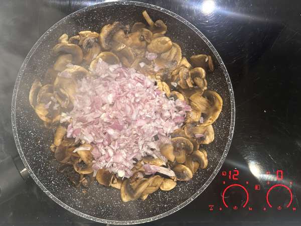 Mantarlı, Bacon’lı ve Lor Peynirli Hamursuz Kiş - Hazırlık adım 3