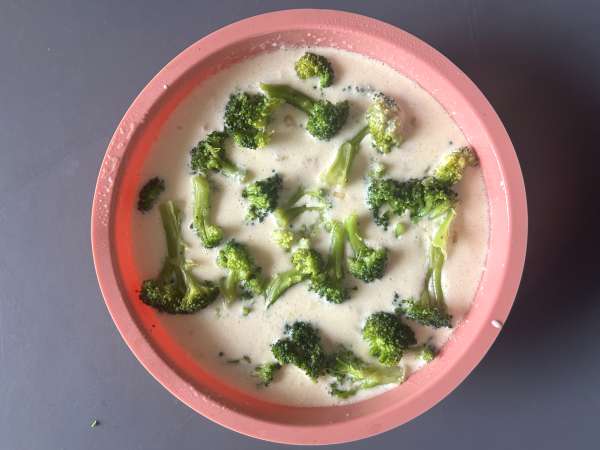 Hamursuz brokoli, pancetta ve süzme peynirli kiş - Hazırlık adım 5