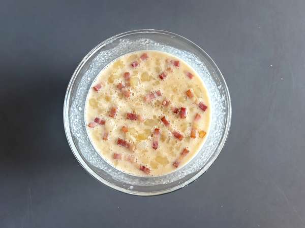 Zwiebelkuchen: Yumuşacık soğanlı ve baconlu Alman tartı - Hazırlık adım 7