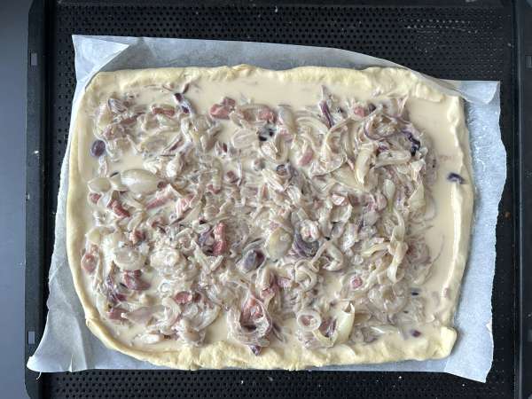 Zwiebelkuchen: Yumuşacık soğanlı ve baconlu Alman tartı - Hazırlık adım 9