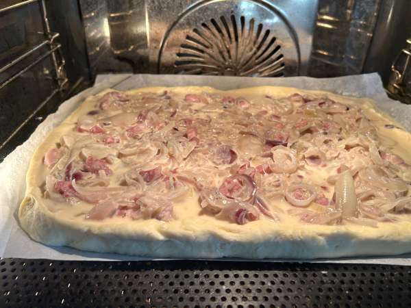 Zwiebelkuchen: Yumuşacık soğanlı ve baconlu Alman tartı - Hazırlık adım 10