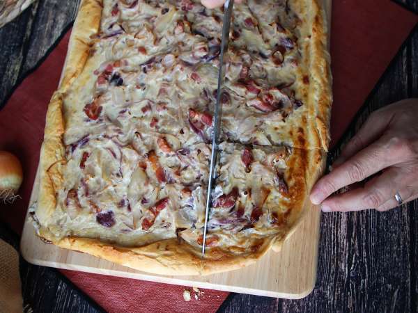 Zwiebelkuchen: Yumuşacık soğanlı ve baconlu Alman tartı - Hazırlık adım 11