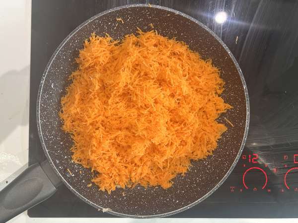 Hamursuz ton balıklı, havuçlu ve süzme peynirli kiş: kolay ve protein açısından zengin - Hazırlık adım 1