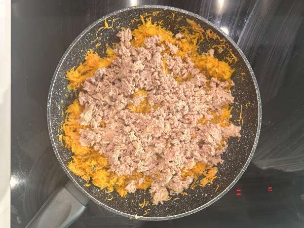 Hamursuz ton balıklı, havuçlu ve süzme peynirli kiş: kolay ve protein açısından zengin - Hazırlık adım 3