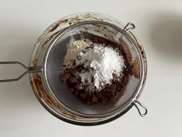 Tereyağı ve yağsız tatlı patatesli brownie - Hazırlık adım 4
