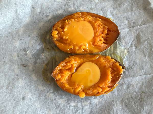Yumurta, feta peyniri, bal ve cevizli fırında tatlı patates - Hazırlık adım 3