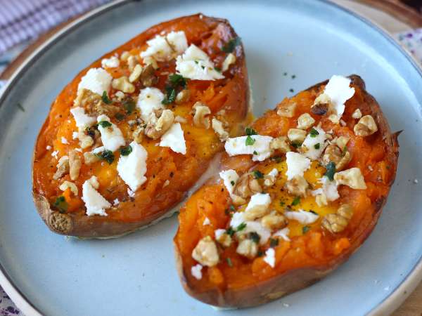 Yumurta, feta peyniri, bal ve cevizli fırında tatlı patates - Hazırlık adım 5