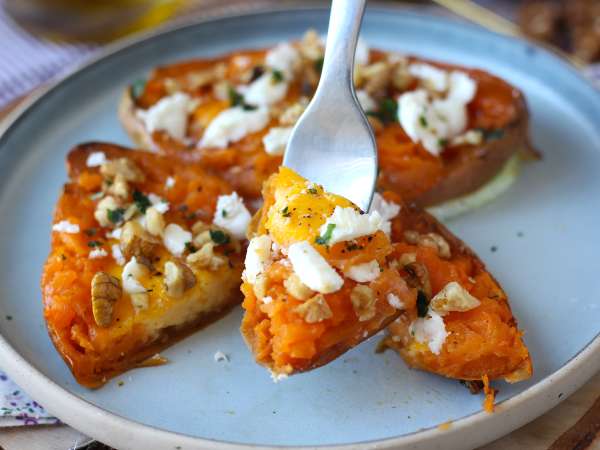 Yumurta, feta peyniri, bal ve cevizli fırında tatlı patates - Hazırlık adım 6
