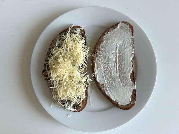 Mantarlı ve rendelenmiş peynirli tost - Hazırlık adım 8