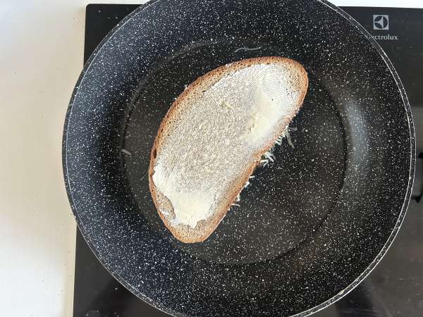 Mantarlı ve rendelenmiş peynirli tost - Hazırlık adım 9