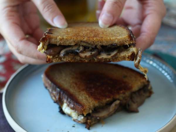 Mantarlı ve rendelenmiş peynirli tost - Hazırlık adım 11
