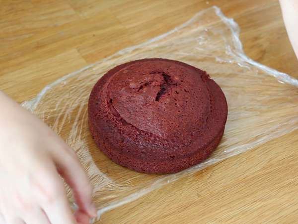Cadılar Bayramı'na özel Red Velvet kek! - Hazırlık adım 6