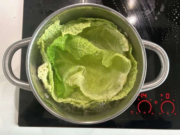 Mantar, pirinç ve miso ile doldurulmuş vejetaryen lahana dolması - Hazırlık adım 1