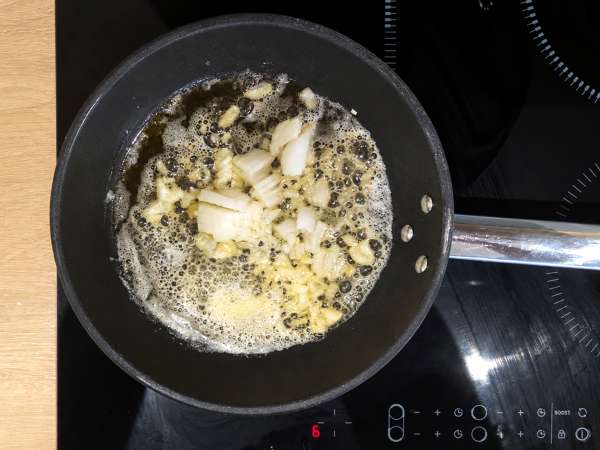 Kremalı soslu shimeji ve kahverengi mantarlı makarna - Hazırlık adım 2